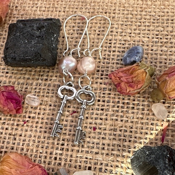 Silver charms freshwater pearls long balanced bar dangle earrings - Picture 1 of 3